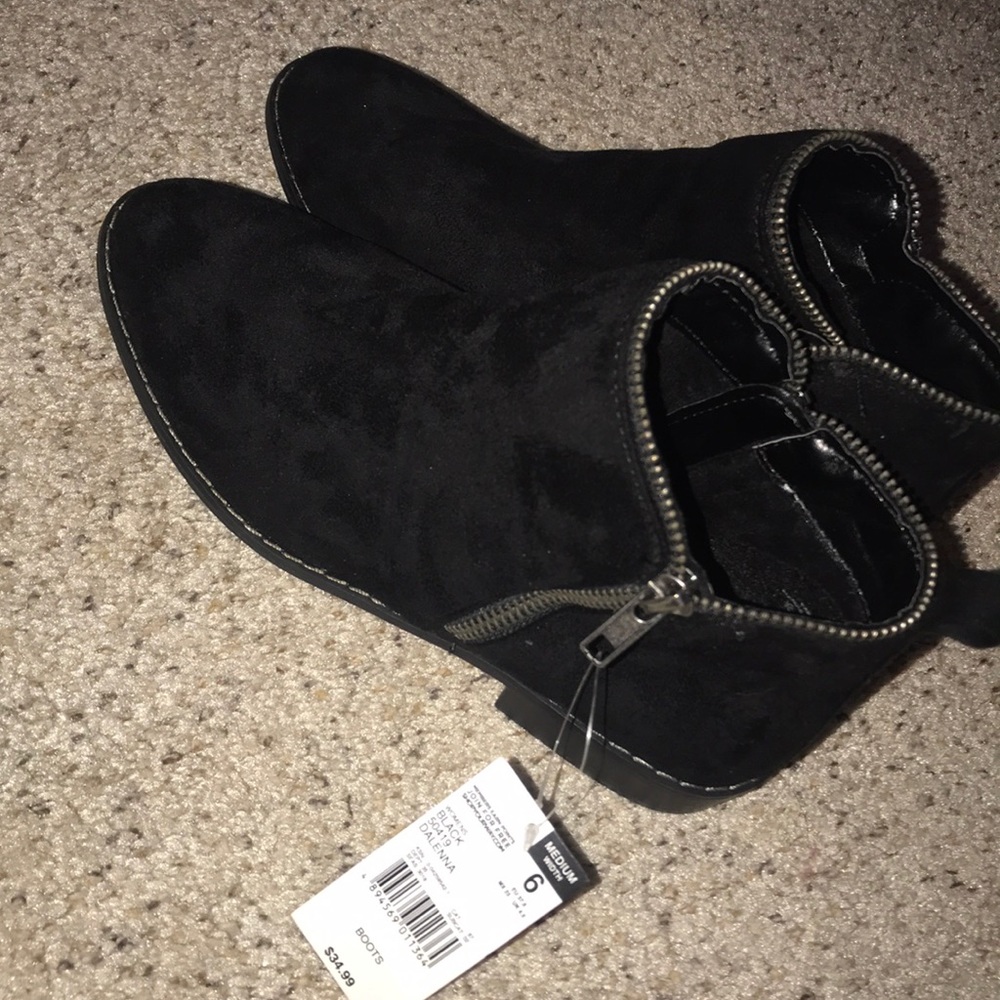 Black lower top shoes